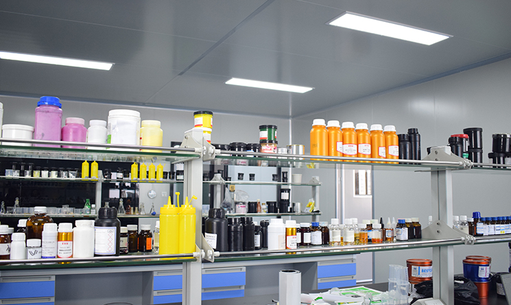 塑料編織袋在現(xiàn)代社會(huì)中起著重要作用，其印刷質(zhì)量直接受到油墨的影響。